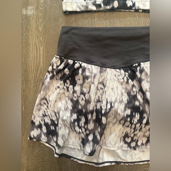 NWOT AERIE GREY AND WHITE 2 PIECE SET SKORT AND SPORTS BRA - Size XL SKU:588 - Picture 2 of 9